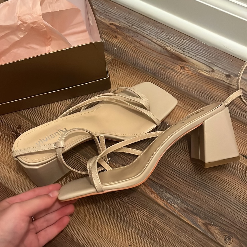 NWT vivianly nude heels